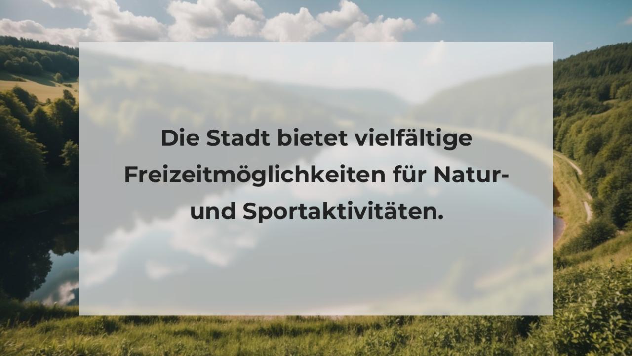 Die Stadt bietet vielfältige Freizeitmöglichkeiten für Natur- und Sportaktivitäten.